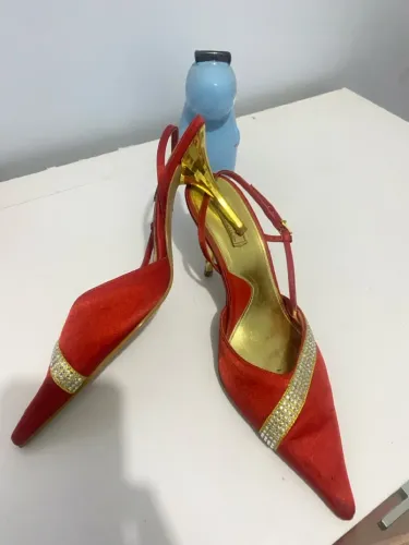 Sandália Vermelha com Detalhes Dourados