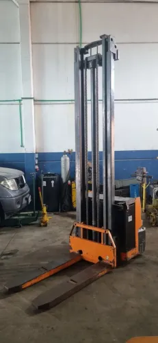 Empilhadeira Elétrica Patolada 1.500kg Elevação 5,5m