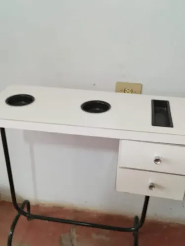 Mesa branca com gavetas e suporte para copos