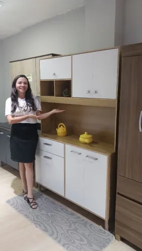 Armário de Cozinha Branco com Detalhes em Madeira