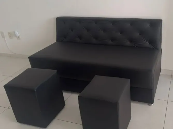 Sofá Poltrona 3 lugares + 2 puffs de Courino - Novos 