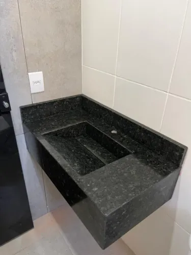 Pias e Bancadas em mármore e granito.