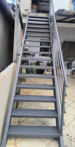 Escada  de ferro corrimão 