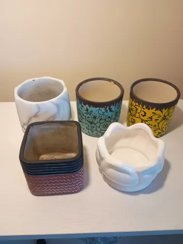 Conjunto de cachepôs/cachepots de cerâmica e pedra.