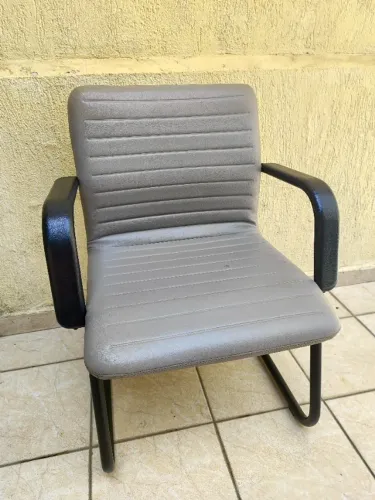 Cadeira de Escritório Estofada com Braços Fixa em Couro Cinza Claro - Escriba