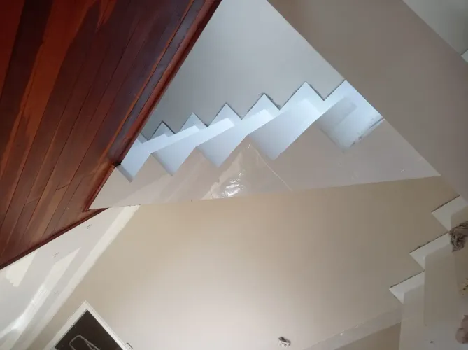 Escada em madeira e revestida com porcelanato