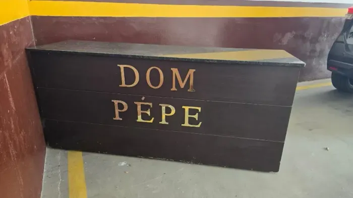 Balcão de Madeira com Tampo de Granito