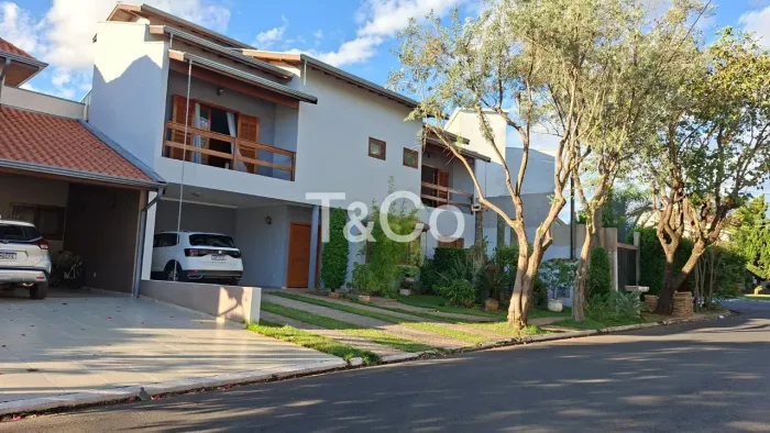 Casa à venda no Condomínio Okinawa com área gourmet e varanda ampla