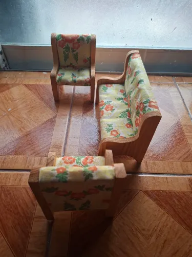 Sofá de boneca + 2 poltronas de boneca