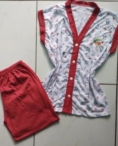 Conjunto de pijama floral com short vermelho  Tam.M