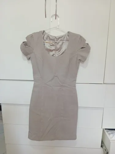 Vestido Cinza com Detalhes nos Ombros