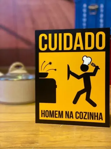 Placa Decorativa - Cuidado Homem na Cozinha
