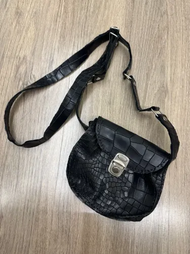 Bolsa de ombro preta com textura croco