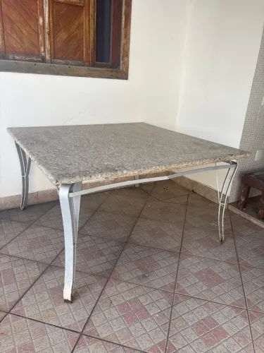 Mesa de granito 1,50 x 1,50 com base estrutural de metal