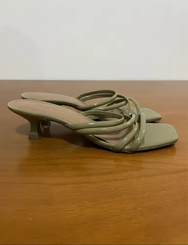 Tamanco verde vinil