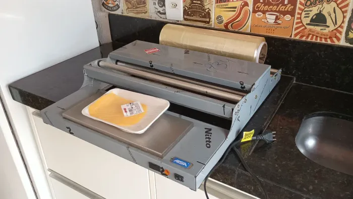 Máquina para embalar bandejinhas
