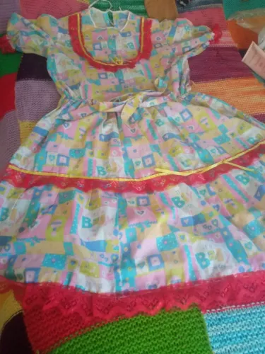 Vestido Infantil Colorido com Detalhes em Renda