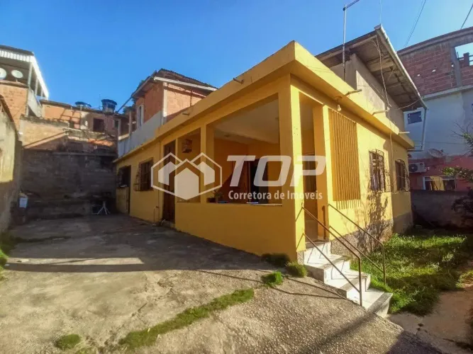Casa com 02 quartos e garagem bem localizada a venda em Itapemirim-ES