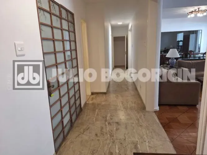 Ipanema. Excelente prédio, bem localizado, próximo a vieira souto 04 quartos.