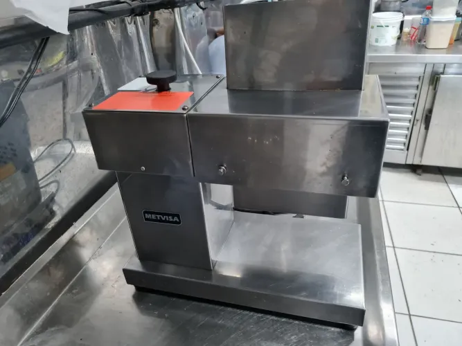 Máquina de passa bife