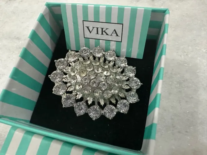 Broche Vika com Pedrarias