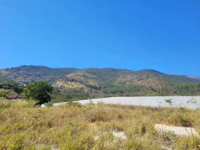 Terreno de 870 m² a venda com uma ótima localização e uma vista fantástica para Pedra Gran