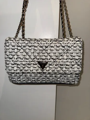 Bolsa Guess - Elegância e Estilo