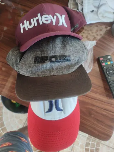 3 Bonés de marca - Hurley, Rip Curl e Hurley