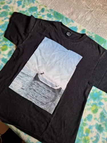 Camiseta Infantil Masc. Preta - Marca Volcom - Tamanho M/M - usada em ótimo estado