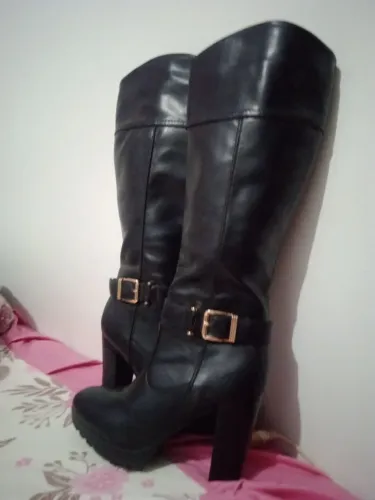 Bota Preta Cano Alto com Detalhes Dourados