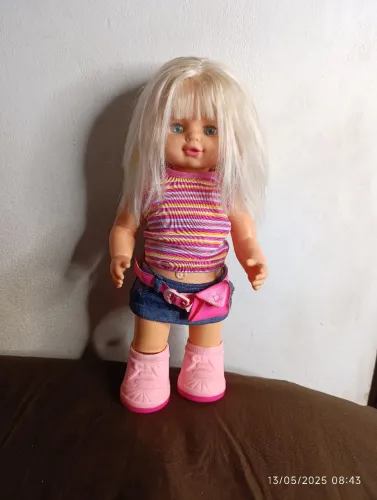 Boneca com Roupas e Acessórios