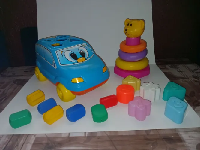 Brinquedos Didáticos: Carro com Blocos e Torre de Argolas