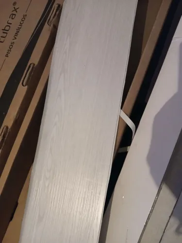Piso vinilico autocolante amadeirado White tubrax 