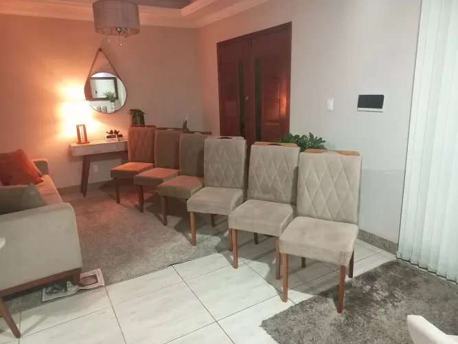 Cadeiras de madeira com estofado em Suede ( NÃO VENDO SEPARADO )