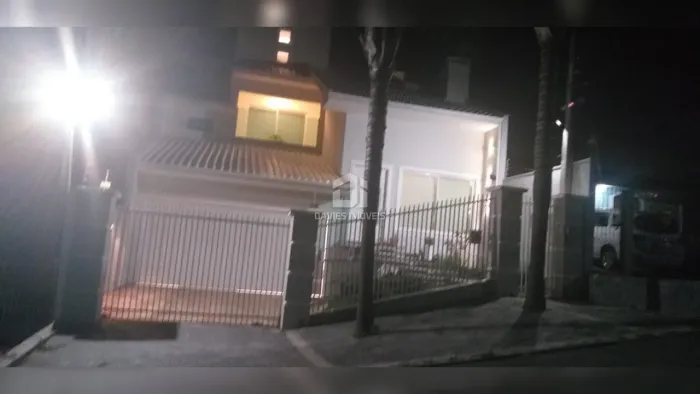 Sobrado de alto padrão à venda em Curitiba | 330 m² | 3 quartos | no Uberaba