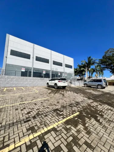 Pavilhão novo localizado na Linha Anta