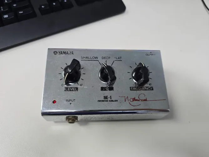 Pedal de Baixo Yamaha NE-1 Nathan East - Equalizador Paramétrico (Usado, Sem Caixa)