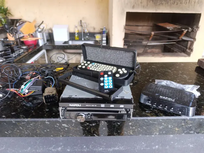 Som automotivo novo tela retrátil com 02 cabeceiras com tela e câmera de ré e TV DVD napol