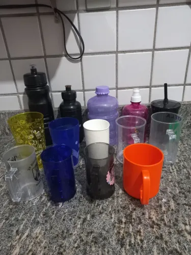 4 garrafas e 10 canecas