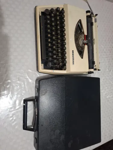 Máquina de datilografia ( escrever ) portátil 