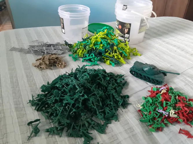 Lote com 395 soldadinhos de brinquedo, um tanque de guerra e três baldes