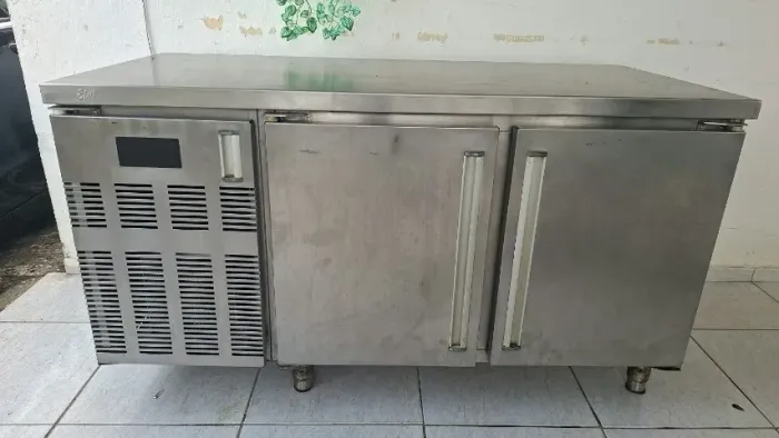Condimentadora refrigerada, funcionando perfeitamente. Em excelente estado.