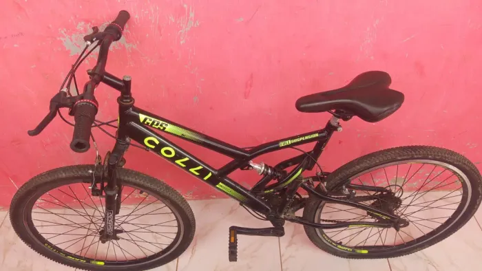 Vendo bicicleta semi nova 900 reais motivo da vendo meu filho não si adaptou as marchas ..