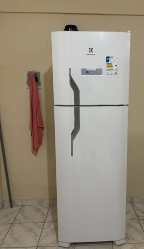Geladeira/Refrigerador Electrolux Frost Free 371 Litros Semi Nova