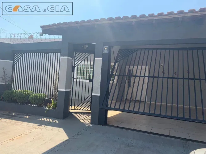 Casa com 2 dormitórios e piscina em Agudos