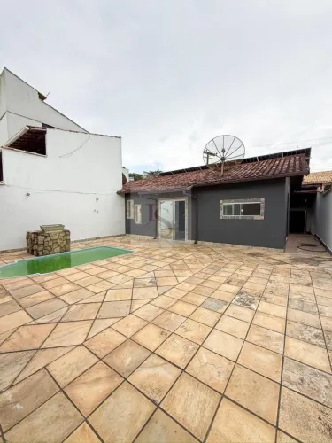 Casa para Venda em Macaé, São Marcos, 2 dormitórios, 1 suíte, 3 banheiros, 1 vaga