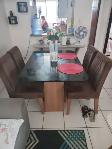 Vende-se mesa com vidro fumê