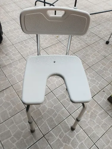 Banqueta de banho com encosto e abertura frontal