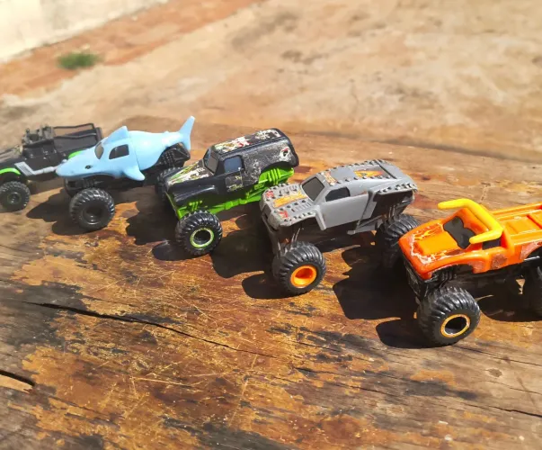 Lote com 5 carrinhos hot Wheels Monsters trucks do McDonald's 