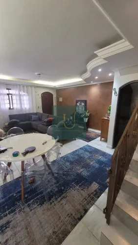 Sobrado á venda, 03 quartos sendo 01 suíte, piscina, 03 vagas na garagem, 280m²